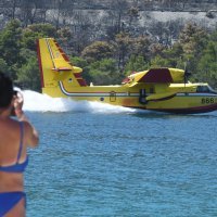 Piloti kanadera spretnim manevrima oduševljavali kupače u Grebaštici