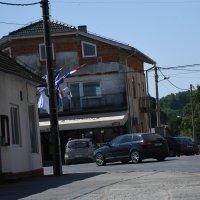 Automobiom se zabio u terasu kafića