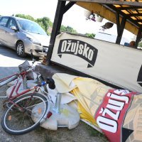 Automobiom se zabio u terasu kafića