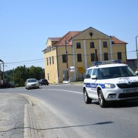 Automobiom se zabio u terasu kafića