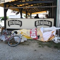 Automobiom se zabio u terasu kafića