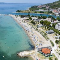 Pogled iz zraka na veliku plažu u Omišu