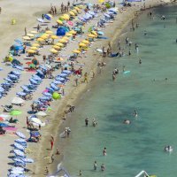 Pogled iz zraka na veliku plažu u Omišu