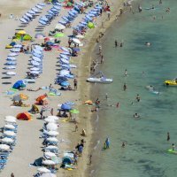 Pogled iz zraka na veliku plažu u Omišu