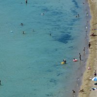Pogled iz zraka na veliku plažu u Omišu