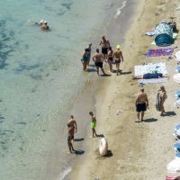 Pogled iz zraka na veliku plažu u Omišu
