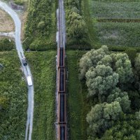 Pogled iz zraka na teretni vlak koji je iskočio s tračnica u općini Velika Ludina