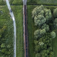 Pogled iz zraka na teretni vlak koji je iskočio s tračnica u općini Velika Ludina