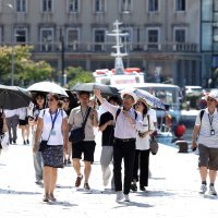 Turisti se u Šibeniku od jakog sunca štite kišobranima