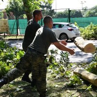 Vojnici pomažu u saniranju šteta u Slavonskom Brodu