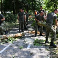 Vojnici pomažu u saniranju šteta u Slavonskom Brodu