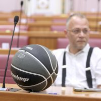 Hasanbegović u sabornicu donio košarkašku loptu