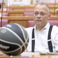 Hasanbegović u sabornicu donio košarkašku loptu