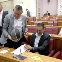 Hasanbegović u sabornicu donio košarkašku loptu