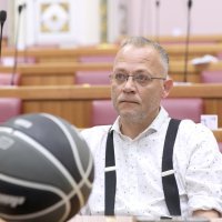 Hasanbegović u sabornicu donio košarkašku loptu