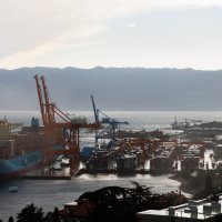 Nevrijeme u Rijeci srušilo kontejnersku dizalicu