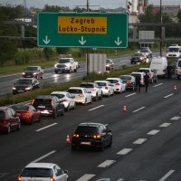 Na NP Lučko policija dočekuje navijače Hajduka koji dolaze na utakmicu Dinamo-Hajduk. 21.7.2023.