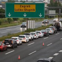 Na NP Lučko policija dočekuje navijače Hajduka koji dolaze na utakmicu Dinamo-Hajduk. 21.7.2023.