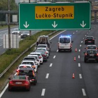 Na NP Lučko policija dočekuje navijače Hajduka koji dolaze na utakmicu Dinamo-Hajduk. 21.7.2023.