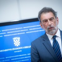 Ministar znanosti Radovan Fuchs dodijelio nagradu najboljim maturantima