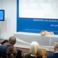 Ministar znanosti Radovan Fuchs dodijelio nagradu najboljim maturantima