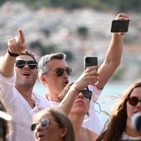 Koncert na trajektu za Velu Luku u čast Olivera