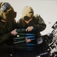 Nizozemski vojnici pune Gepardov top s projektilima kalibra 35 milimetara