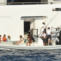 Leonardo DiCaprio s društvom na Sardiniji