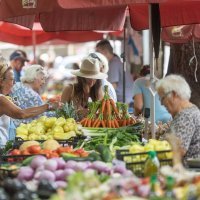 Ponuda voća i povrća na tržnici u Puli