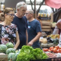 Ponuda voća i povrća na tržnici u Puli