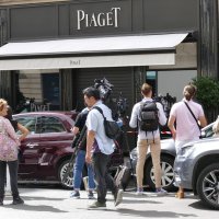Opljačkana draguljarnica Piaget u Parizu