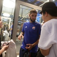 Astana: Navijači dočekali igrače Dinama te ih tražili autogram i fotografirali se s njima Dinamo - Astana
