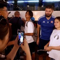 Astana: Navijači dočekali igrače Dinama te ih tražili autogram i fotografirali se s njima Dinamo - Astana