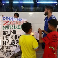 Astana: Navijači dočekali igrače Dinama te ih tražili autogram i fotografirali se s njima Dinamo - Astana