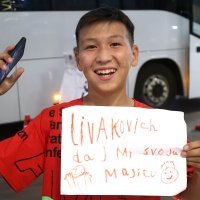 Astana: Navijači dočekali igrače Dinama te ih tražili autogram i fotografirali se s njima Dinamo - Astana