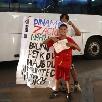 Astana: Navijači dočekali igrače Dinama te ih tražili autogram i fotografirali se s njima Dinamo - Astana