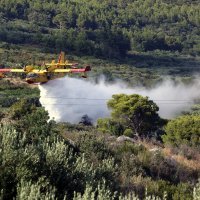 Kaštela: Dva kanadera i jedan Air Tractor uspješno lokalizirali požar koji je buknuo u blizini kuća