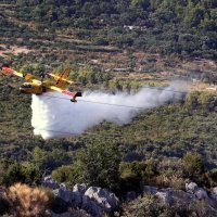 Kaštela: Dva kanadera i jedan Air Tractor uspješno lokalizirali požar koji je buknuo u blizini kuća
