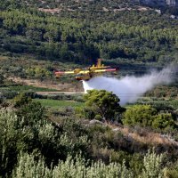 Kaštela: Dva kanadera i jedan Air Tractor uspješno lokalizirali požar koji je buknuo u blizini kuća