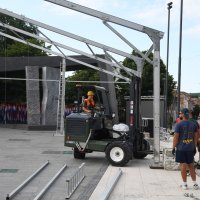 Zbog najavljenog nevremena postavlja se šator u Kninu za proslavu Oluje