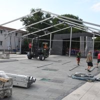 Zbog najavljenog nevremena postavlja se šator u Kninu za proslavu Oluje