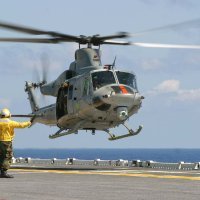 Slijetanje UH-1Y na palubu američkog broda USS Bataan