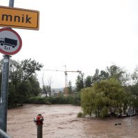 Spašavanje muškarca iz poplave pomoću helikoptera