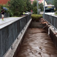Spašavanje muškarca iz poplave pomoću helikoptera