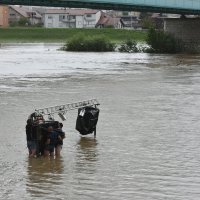 Zagreb: Djelatnici Green River Festa spašavaju opremu koja je potopljena u rijeci Savi