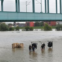 Zagreb: Djelatnici Green River Festa spašavaju opremu koja je potopljena u rijeci Savi
