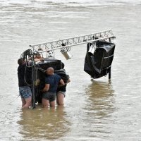 Zagreb: Djelatnici Green River Festa spašavaju opremu koja je potopljena u rijeci Savi
