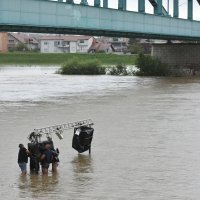 Zagreb: Djelatnici Green River Festa spašavaju opremu koja je potopljena u rijeci Savi