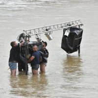 Zagreb: Djelatnici Green River Festa spašavaju opremu koja je potopljena u rijeci Savi