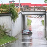 Zagreb: Autom zapeo u poplavljenom podvožnjaku